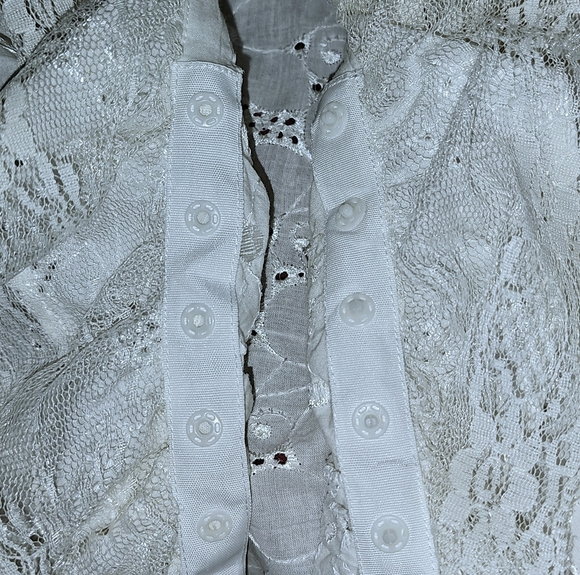 Bear Two Style Juniors/Women's Eyelet Top - Picture 7 of 8